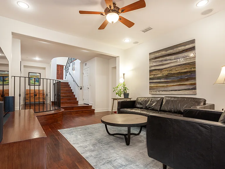 527 Liverpool Dr — Photo 5