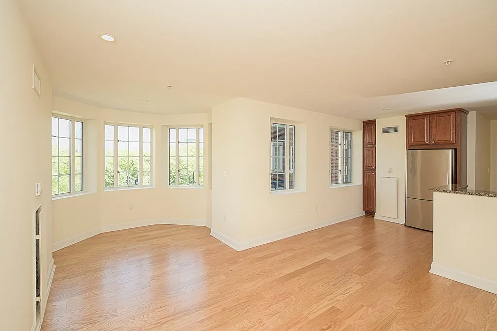 2 bed, 2.0 bath, 945 sqft, $5,000 — Photo 3