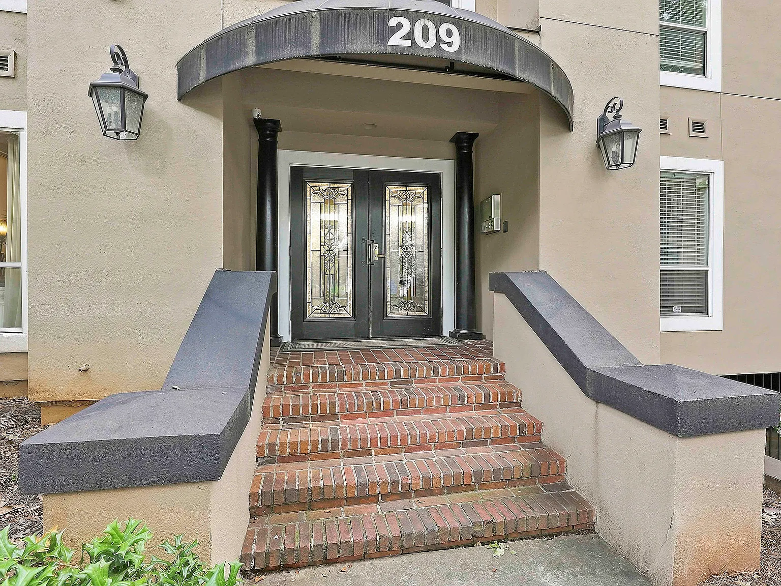 1 bed, 912 sqft, $2,300 — Photo 2