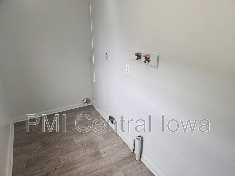290 E 17th St — Photo 16