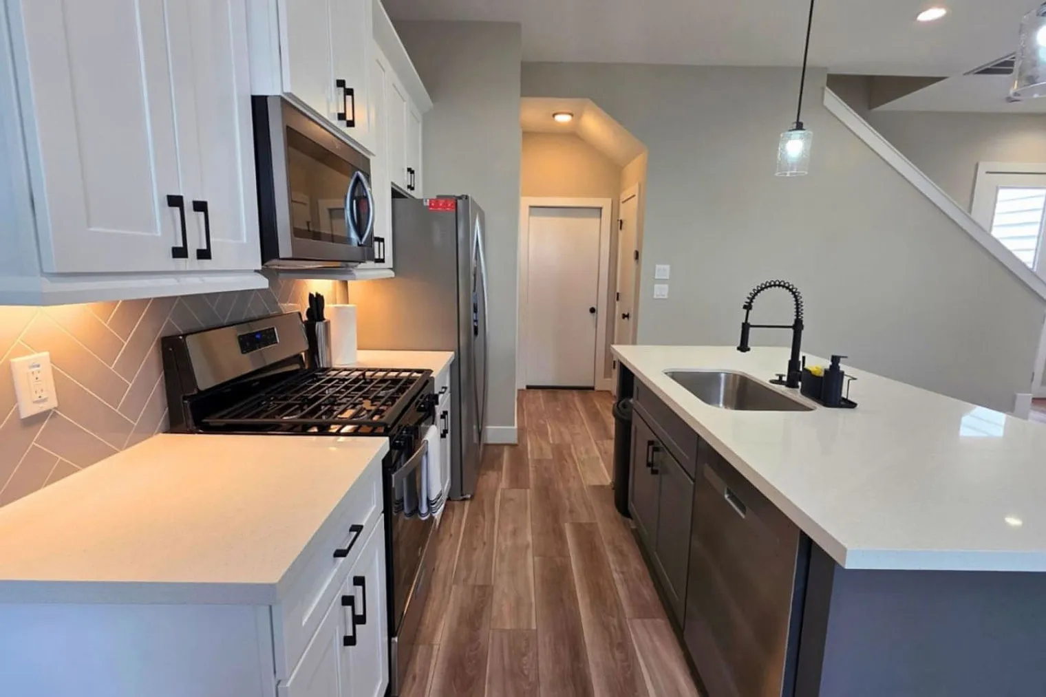 3 bed, 2.0 bath, 1614 sqft, $3,752 — Photo 3