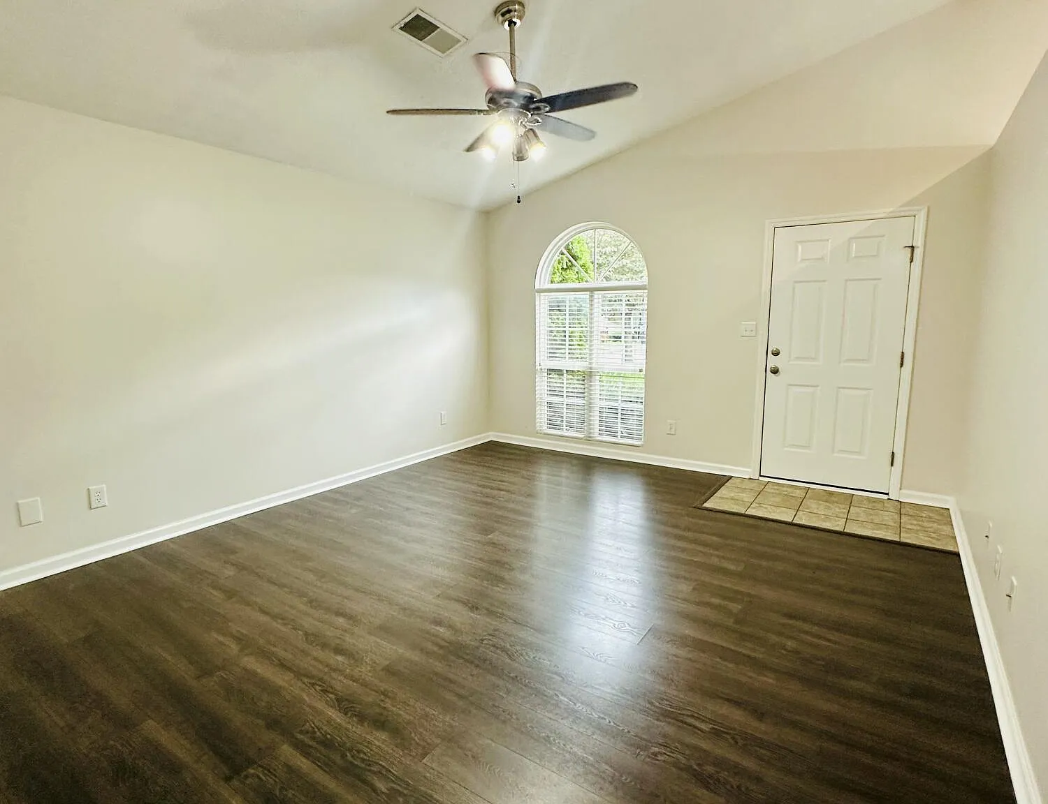 3 bed, 2.0 bath, 1040 sqft, $2,000 — Photo 2
