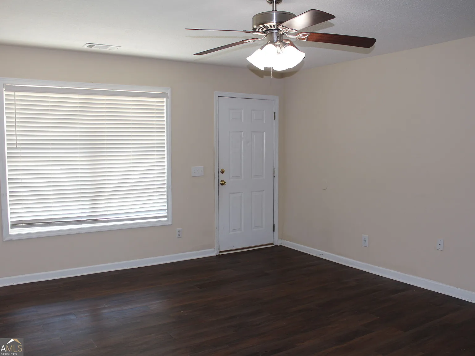 3 bed, 2.0 bath, 1396 sqft, $1,400 — Photo 3