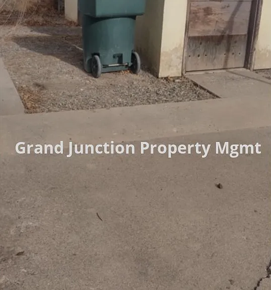 522 Compton St — Photo 17