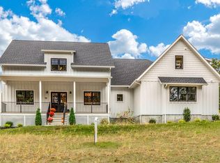 10 Shore Ln, Clinton, MA 01510