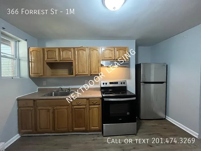 366 Forrest St #1M — Photo 1