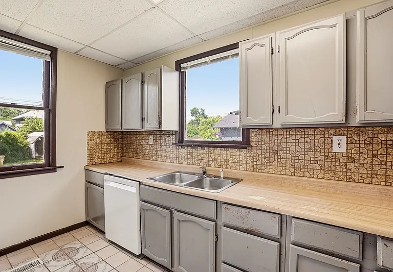 1011 E Augusta Ave — Photo 10