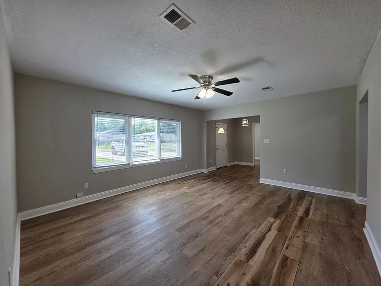 109 Reed Rd — Photo 4