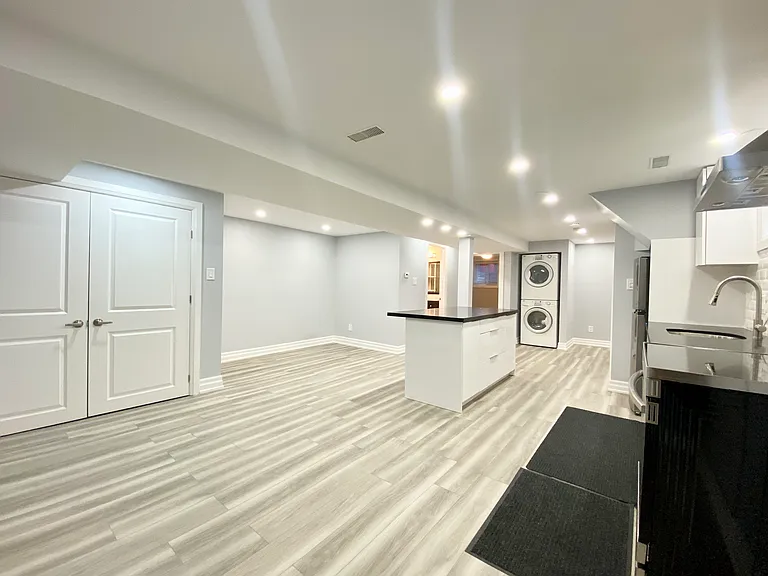 1001 Cosburn Ave #BASEMENT — Photo 3