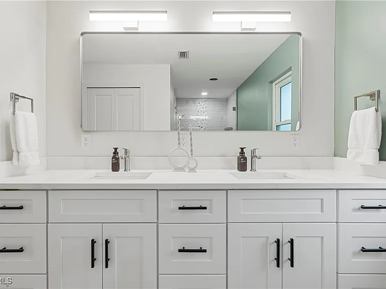 2412 La Salle Ave — Photo 13