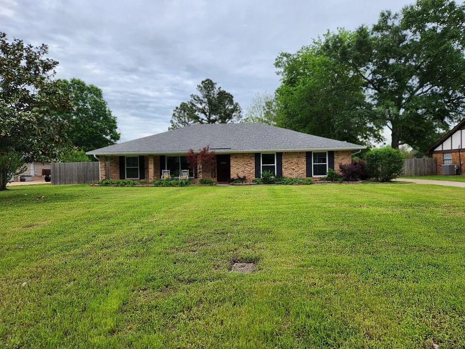 2008 Surrey Ln