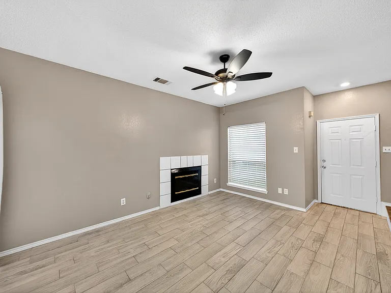 1523A Collin Dr — Photo 3
