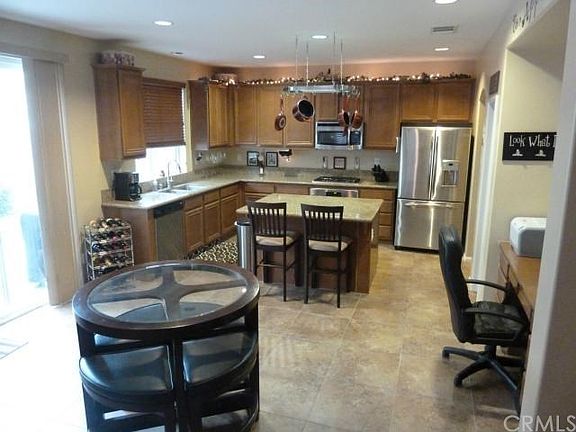 Open Kitchen w/ eat-in area