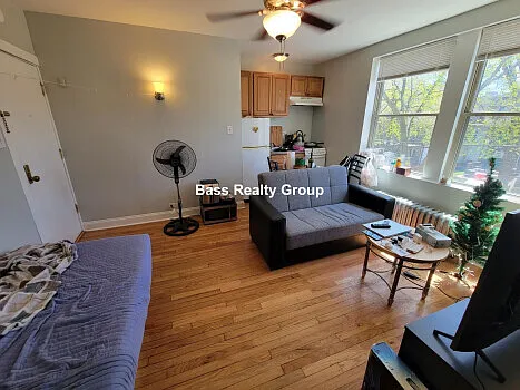 1343 W Greenleaf Ave #209 — Photo 3