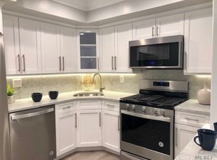 135 Westwood Dr #201, Westbury, NY 11590