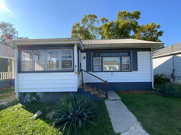 210 W Roselawn St — Photo 1