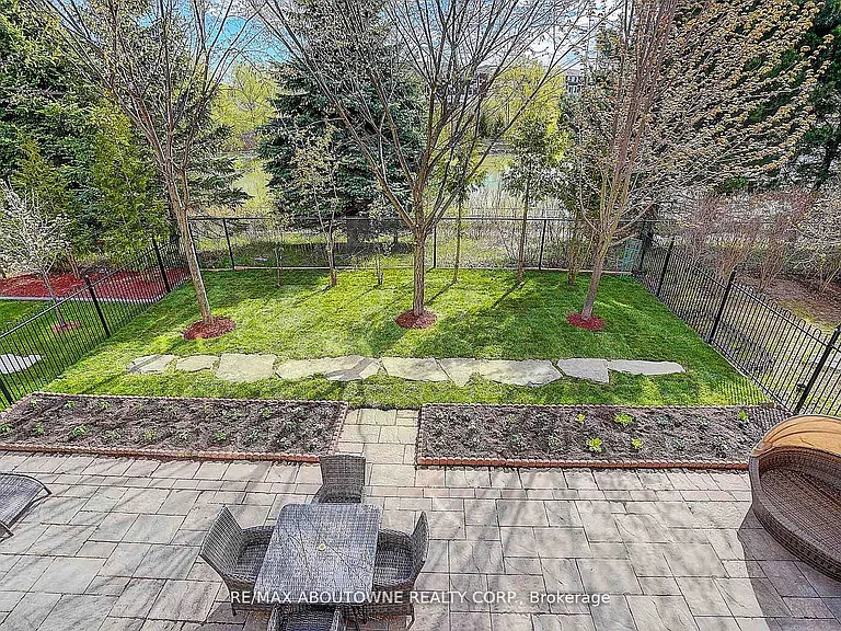 16 Gracedale Dr — Photo 40