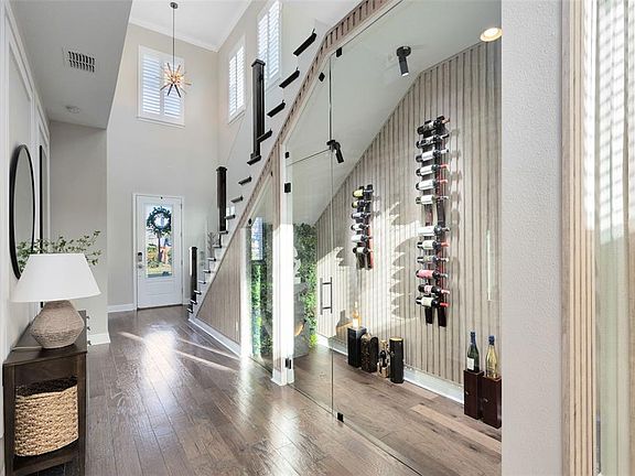 4th image of 9374 Reymont St