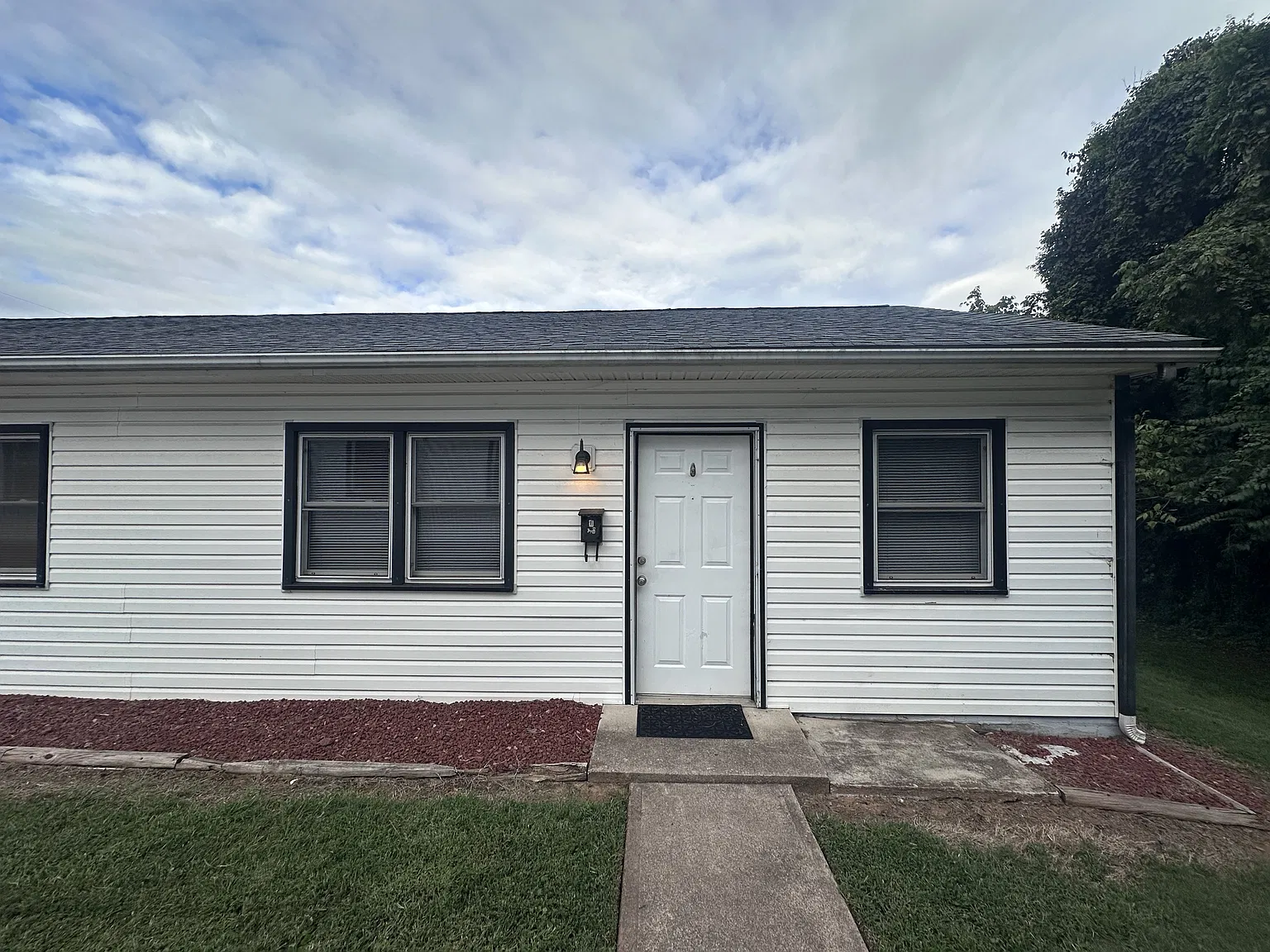 215 Floral Avenue (TRH) - J — Photo 2