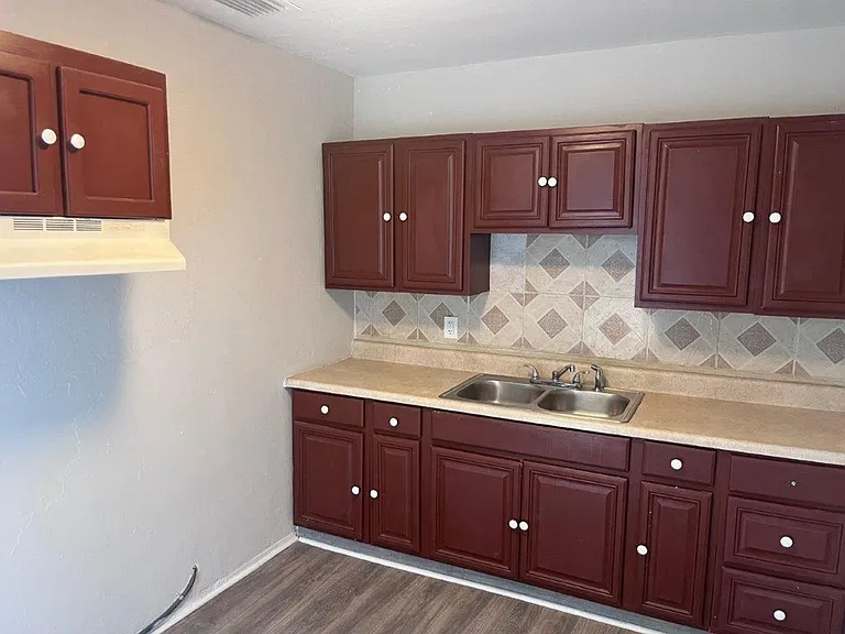 1040 Avondale Ave — Photo 5