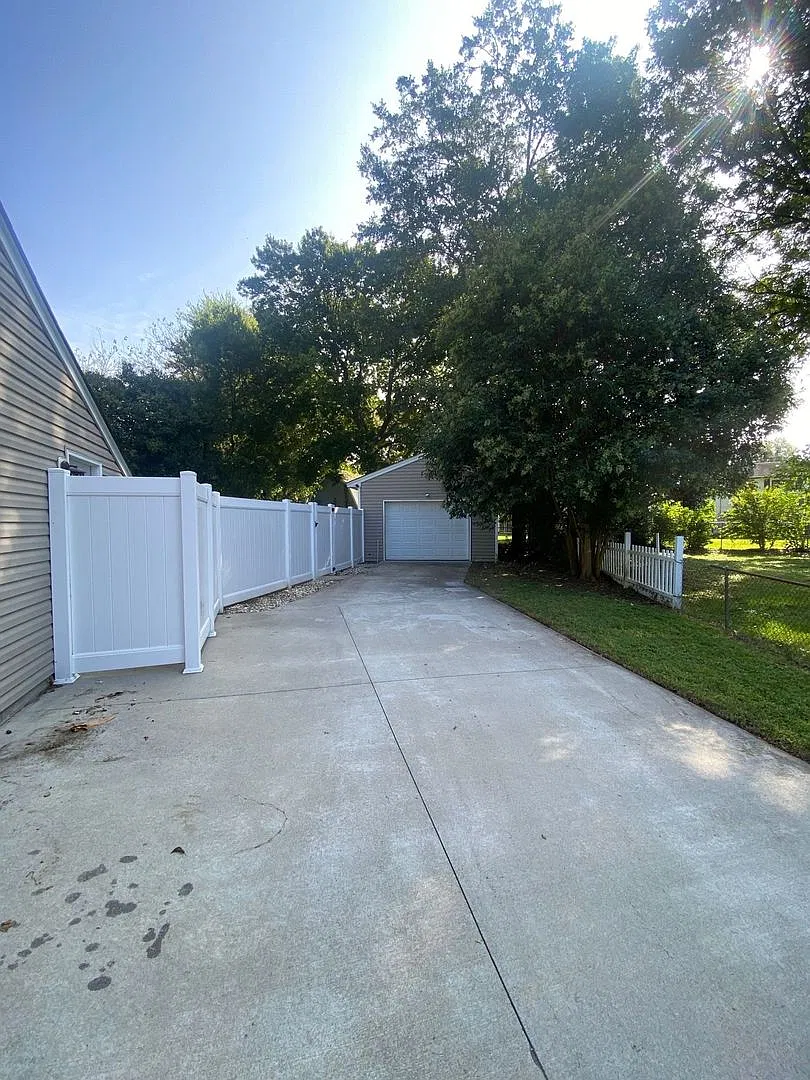 Introducing 804 Romney Lane, a stunning residence! — Photo 2