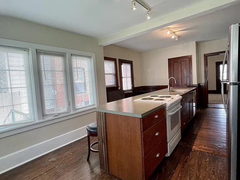 1524 W 4th St — Photo 10