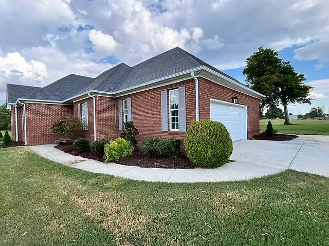 17916 Remington Dr — Photo 2