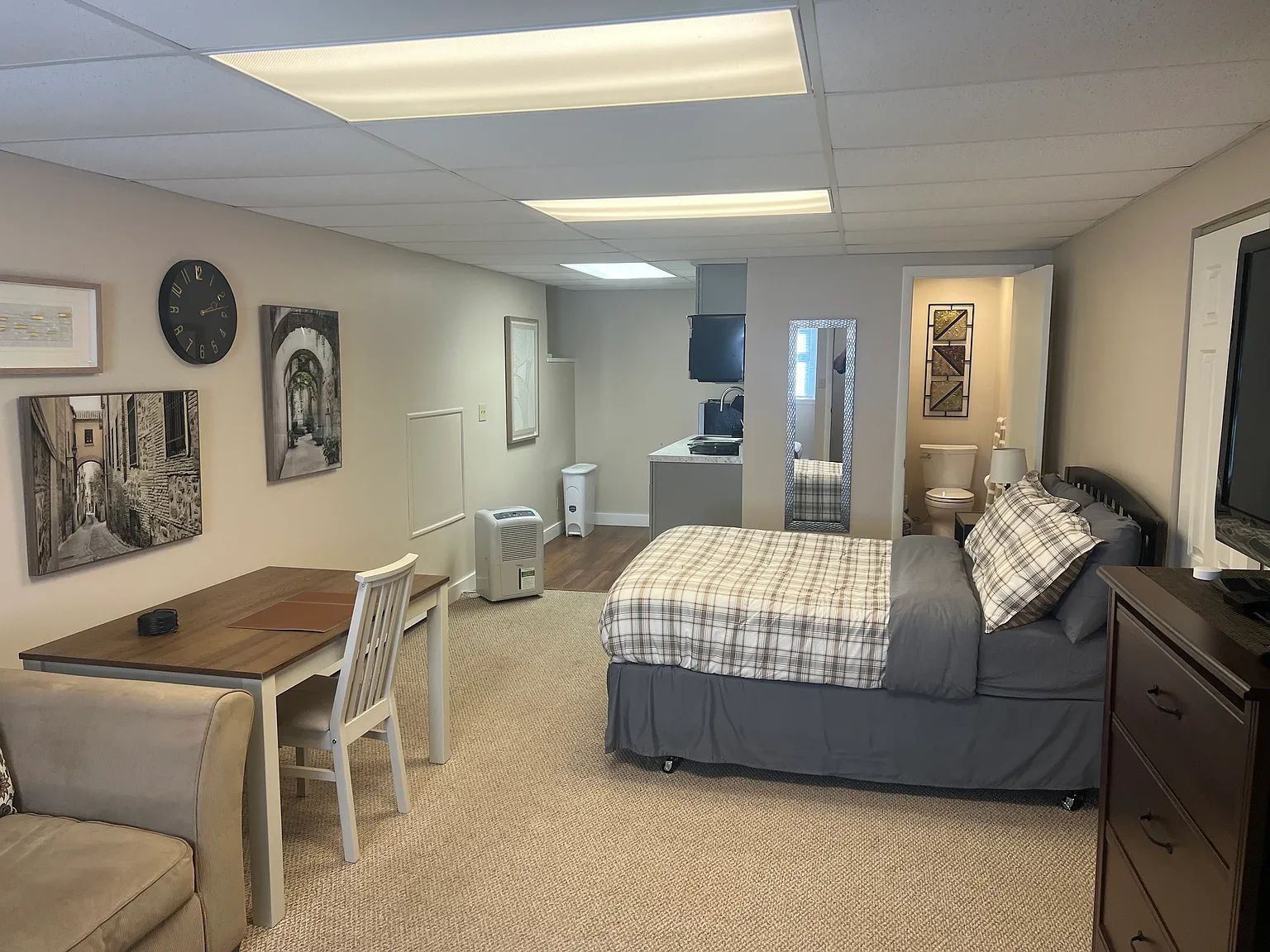 Studio, 2240 sqft, $1,100 — Photo 2
