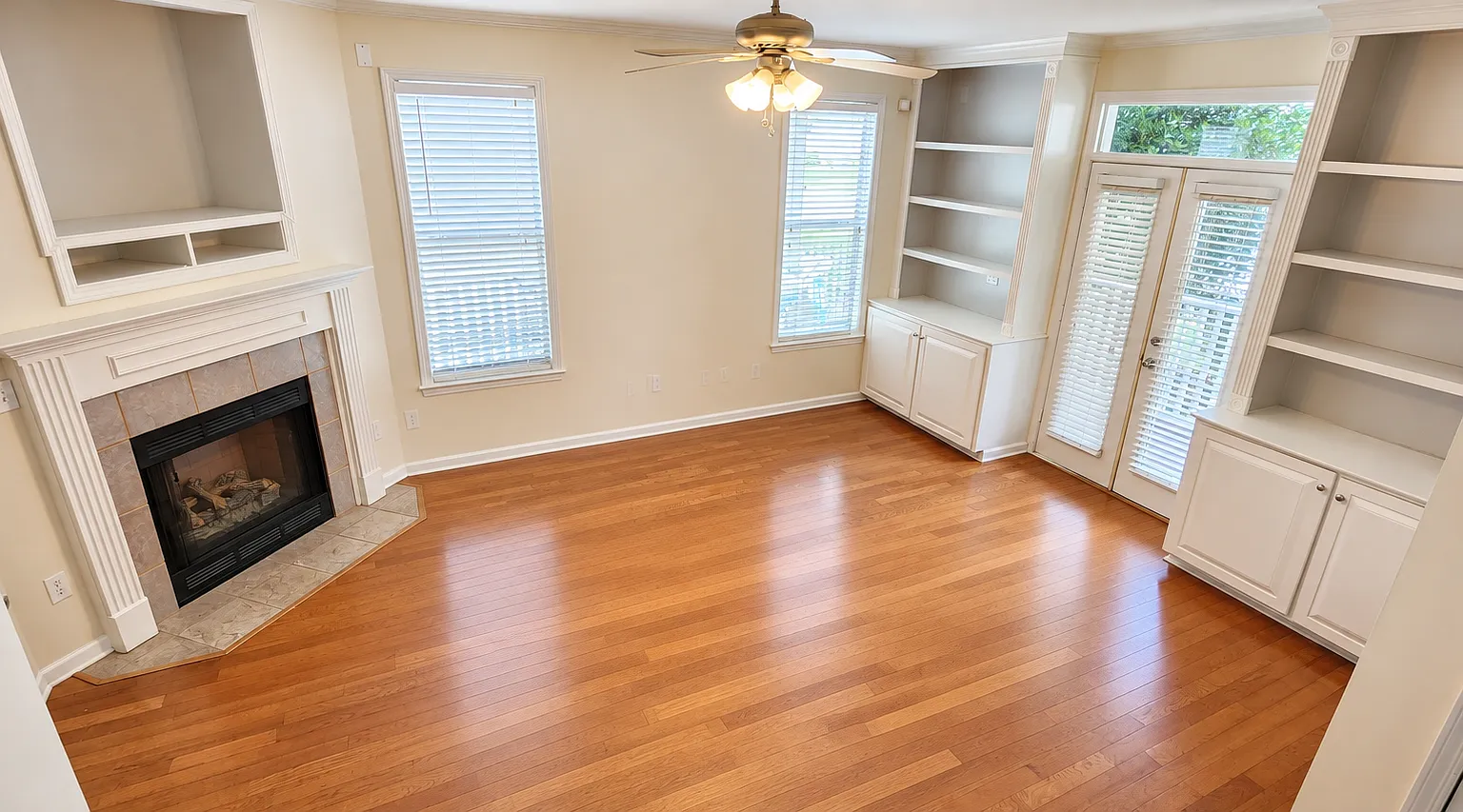 3 bed, 2.5 bath, 1655 sqft, $2,200 — Photo 2