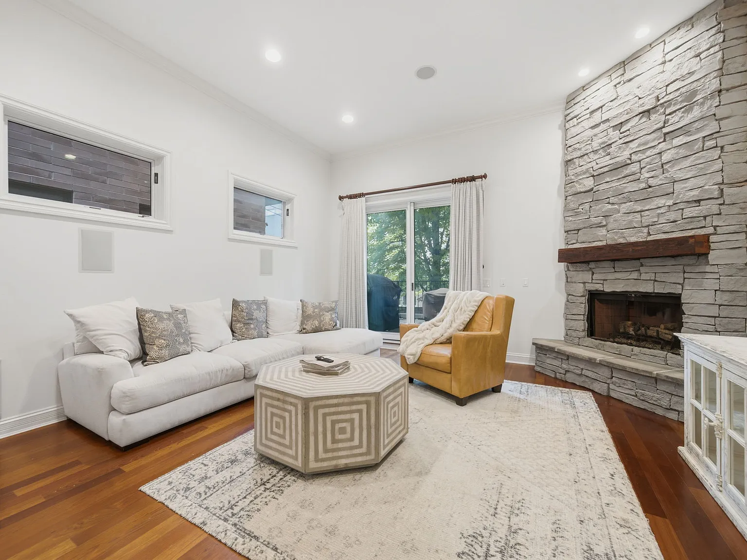 4 bed, 4.5 bath, 3600 sqft, $9,200 — Photo 2