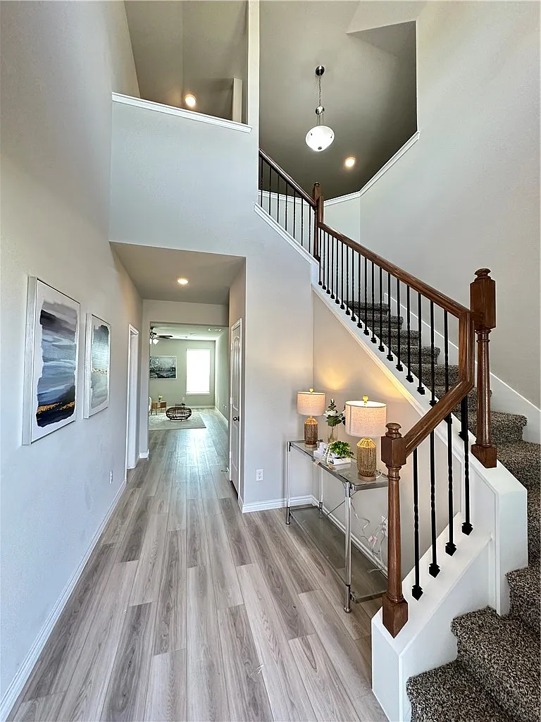 5 bed, 2.5 bath, 2572 sqft, $2,900 — Photo 2