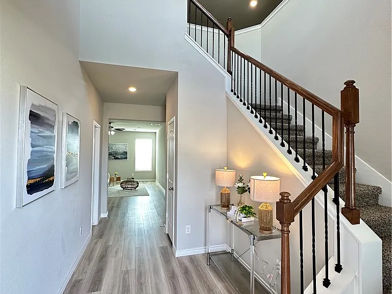 1119 Patriot Dr — Photo 2