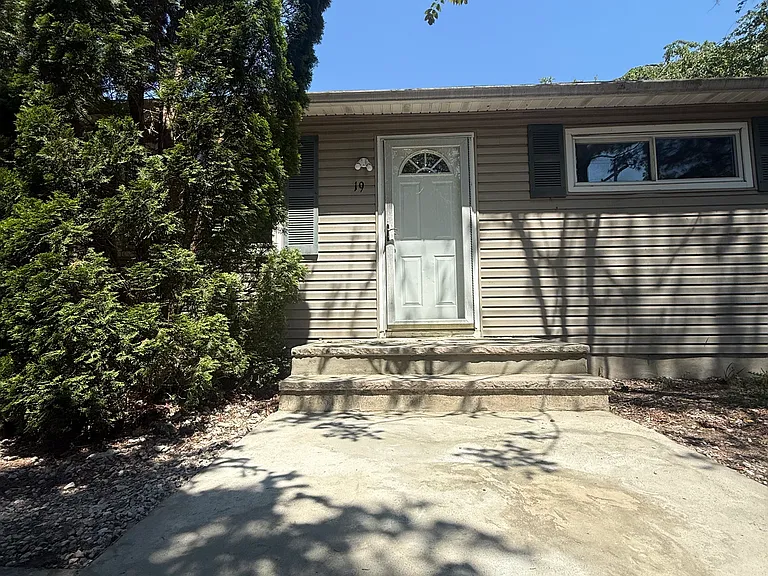 19 Ronald Rd — Photo 2
