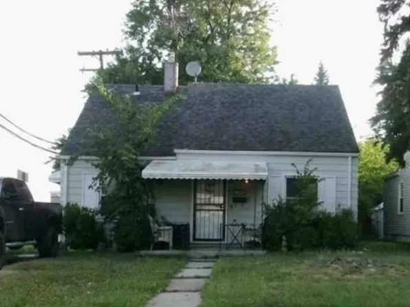 18543 Woodside St, Harper Woods, MI 48225