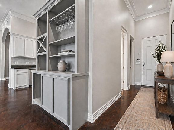 4th image of 5801 Winsome Ln Unit 202