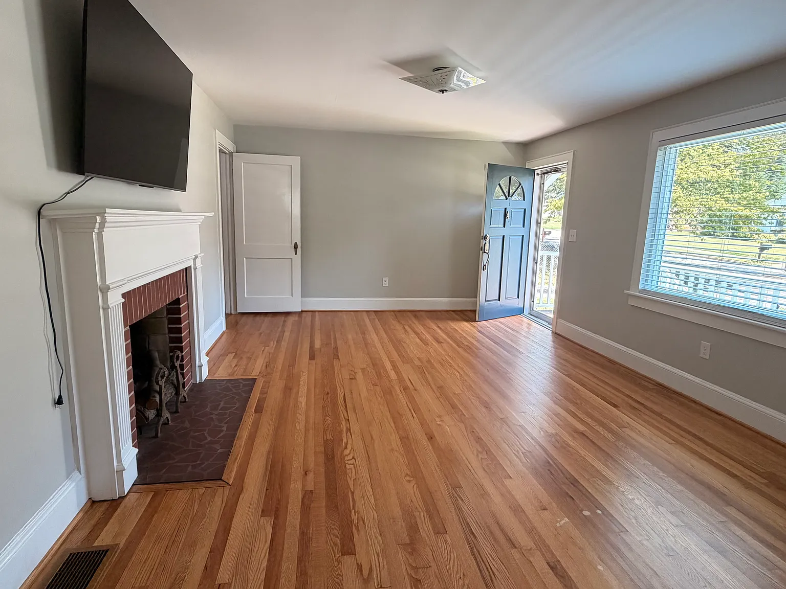 2 bed, 1212 sqft, $2,050 — Photo 3