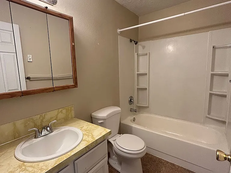 Main 819 S — Photo 9