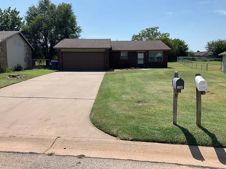 1106 Hillside Dr — Photo 1