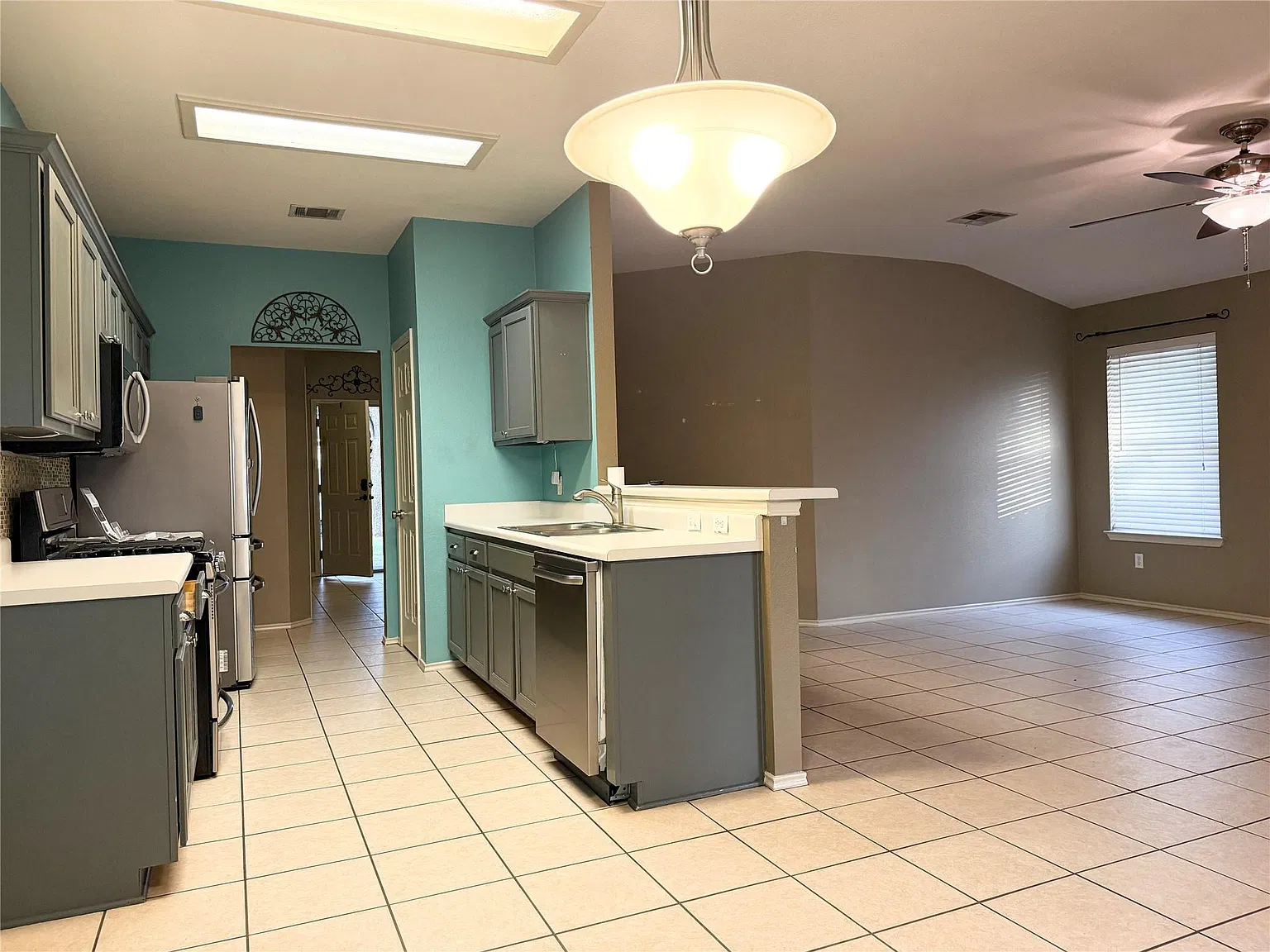 3 bed, 2.0 bath, 1422 sqft, $1,950 — Photo 4