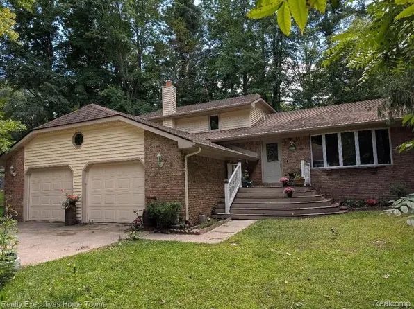 5665 Logging Ln, North Street, MI 48049