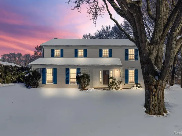 28696 Roxbury St, Farmington Hills, MI 48331