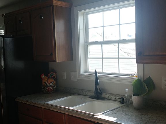 3rd image of 140 Jonathan Cir