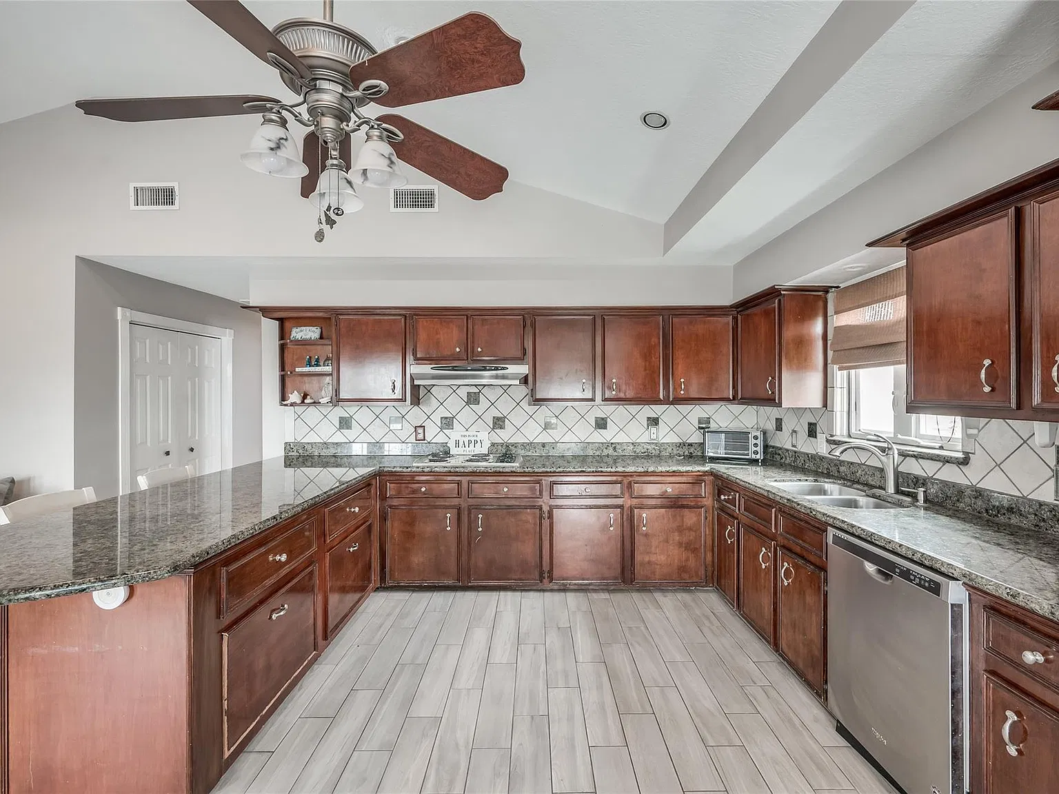 3 bed, 2.5 bath, 1274 sqft, $1,800 — Photo 3