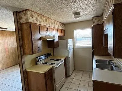 1015 Parmer Ave — Photo 2