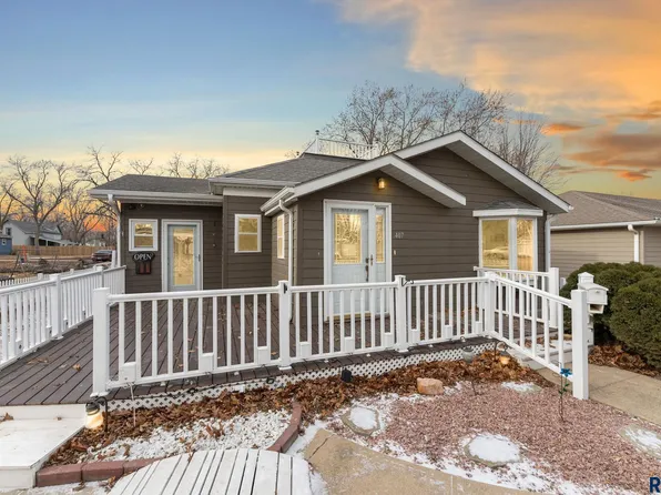 407 N 4th St, Beresford, SD 57004