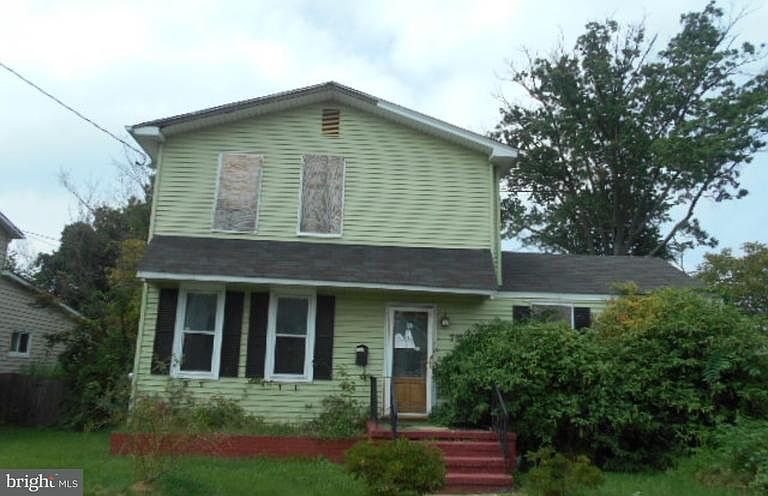 2nd image of 722 Laurel St