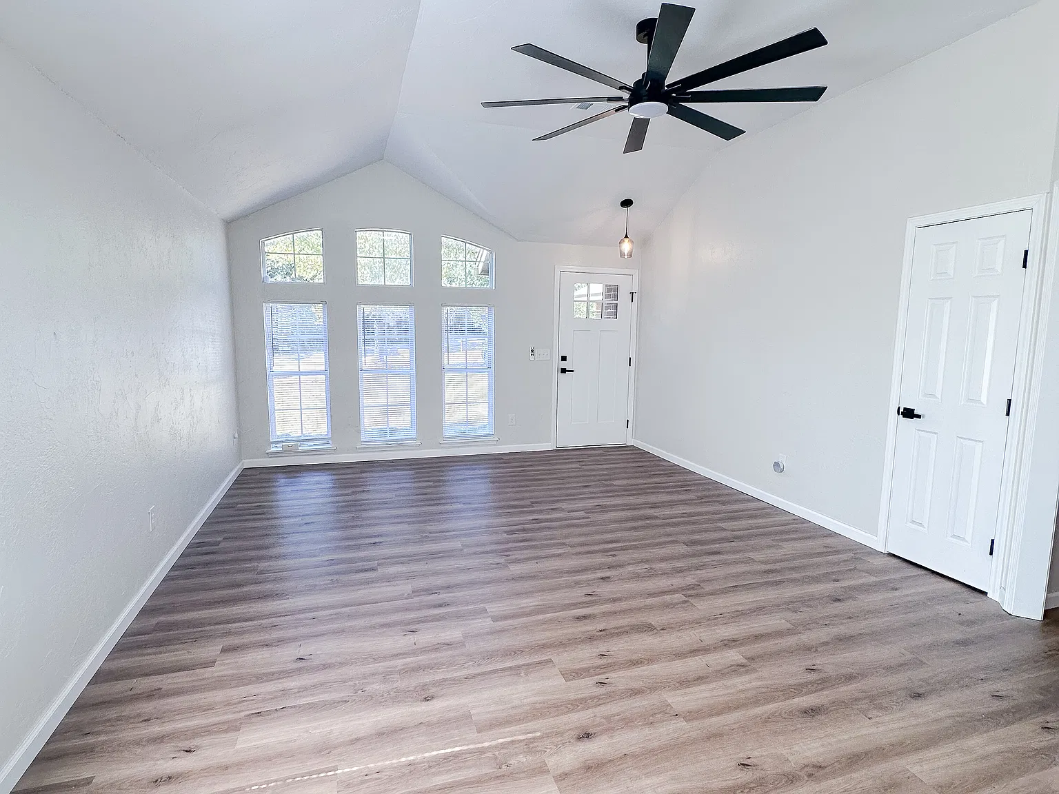 3 bed, 1671 sqft, $2,200 — Photo 2