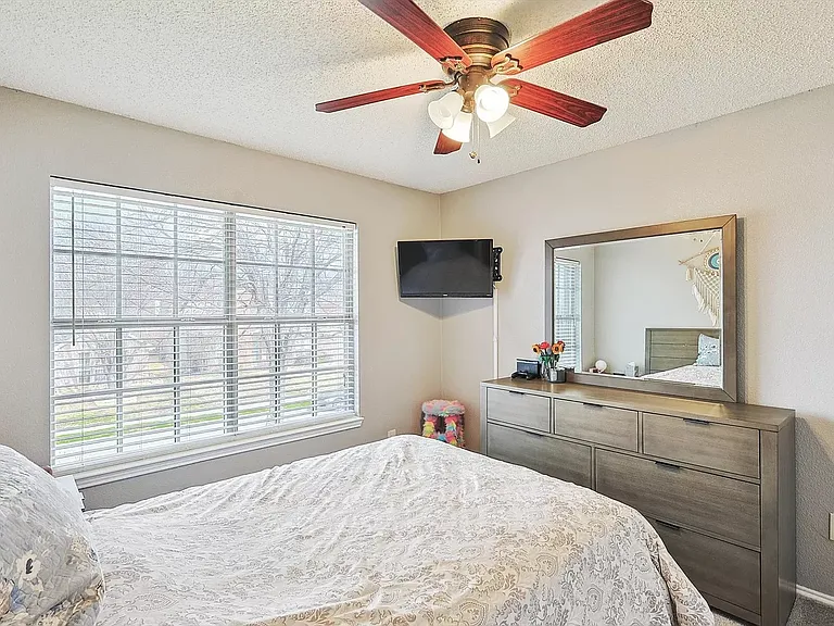 2nd Bedroom- fan/light, plus TV hookup