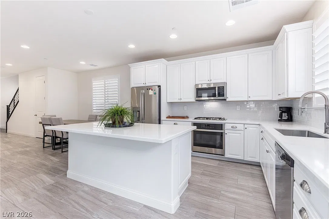 3 bed, 2.5 bath, 2320 sqft, $2,523 — Photo 2