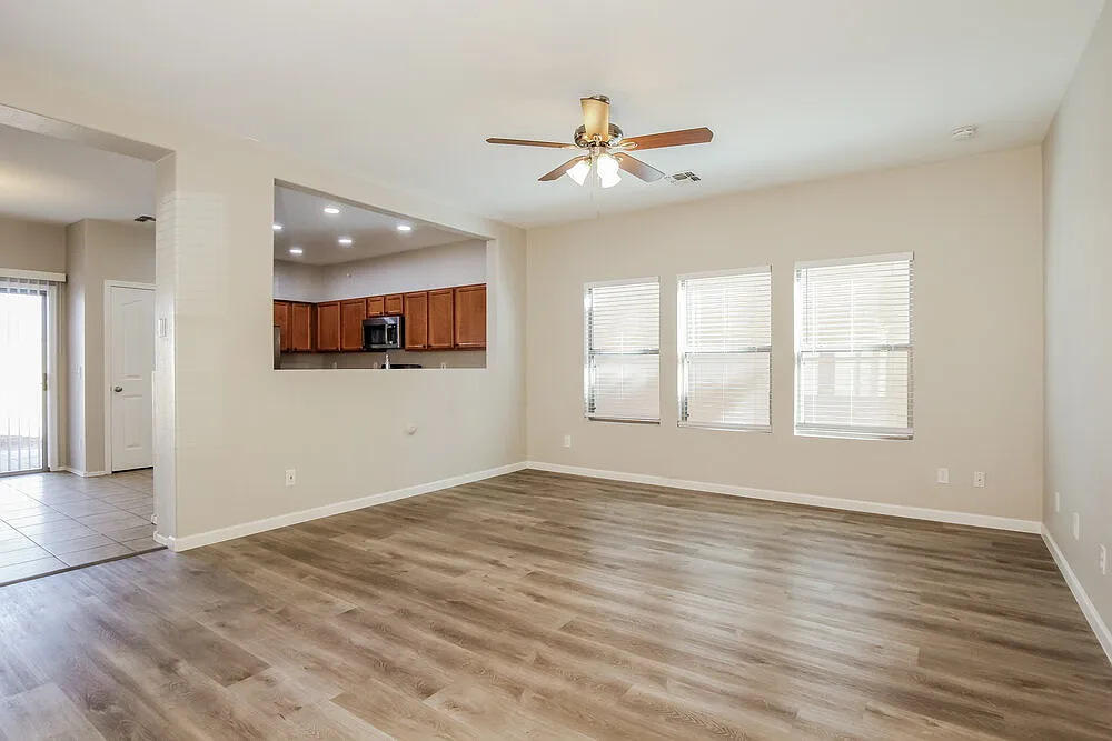 4 bed, 2.5 bath, 2275 sqft, $2,285 — Photo 4